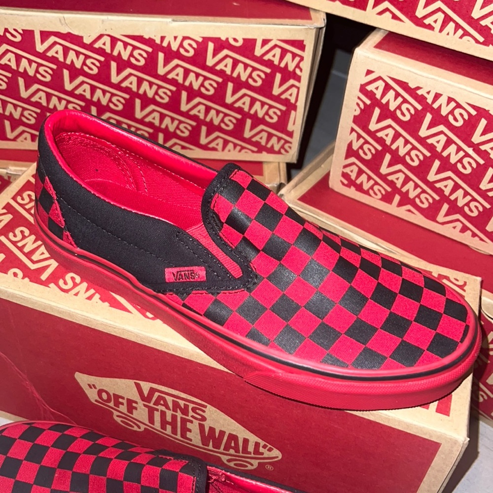 π₯ VANS CLASSIC SLIP-ON MONO CHECKERED RED AND BLACK SHOES π₯ - Picture 1 of 7